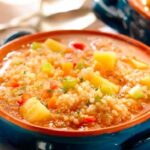 Sopa de quinua con verduras y queso fresco en plato hondo receta peruana