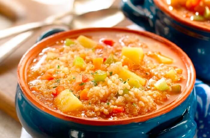 Sopa de quinua con verduras y queso fresco en plato hondo receta peruana