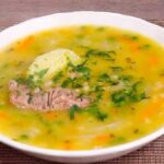 Sopa de trigo con carne, papas y habas receta peruana