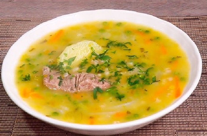 Sopa de trigo con carne, papas y habas receta peruana