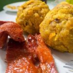 Tacacho con cecina de cerdo frita en plato receta peruana