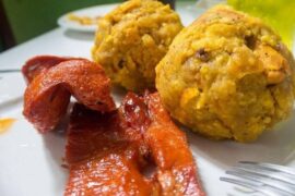 Tacacho con cecina de cerdo frita en plato receta peruana