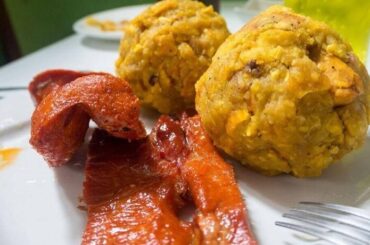Tacacho con cecina de cerdo frita en plato receta peruana