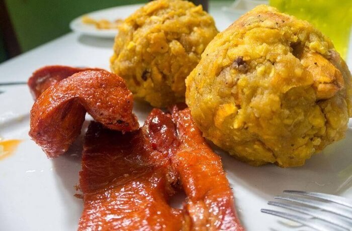 Tacacho con cecina de cerdo frita en plato receta peruana