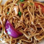 Tallarín saltado de pollo con cebolla y pimiento receta peruana