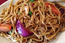 Tallarín saltado de pollo con cebolla y pimiento receta peruana