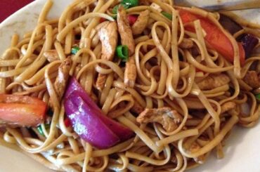 Tallarín saltado de pollo con cebolla y pimiento receta peruana
