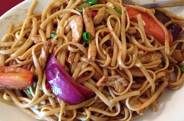 Tallarín saltado de pollo con cebolla y pimiento receta peruana