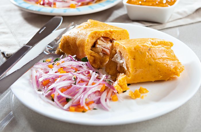 Tamales peruanos de pollo en hoja de plátano receta peruana