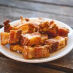 Torreznos de Soria crujientes de panceta frita tradicional