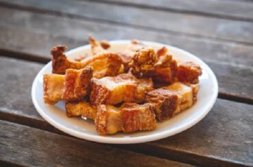 Torreznos de Soria crujientes de panceta frita tradicional