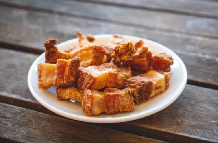 Torreznos de Soria crujientes de panceta frita tradicional