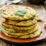 Tortilla de coliflor dorada con arroz blanco receta peruana