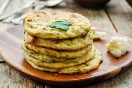 Tortilla de coliflor dorada con arroz blanco receta peruana