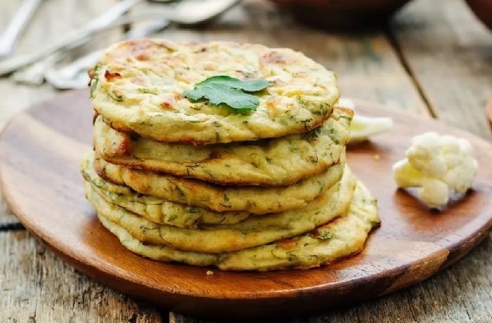 Tortilla de coliflor dorada con arroz blanco receta peruana