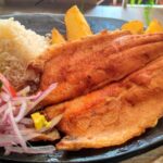 Trucha frita crocante con arroz y ensalada receta peruana