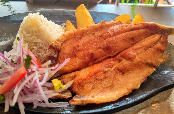 Trucha frita crocante con arroz y ensalada receta peruana