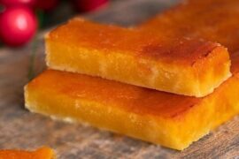 Turrón de yema tostada casero con superficie quemada receta española