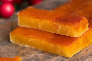 Turrón de yema tostada casero con superficie quemada receta española