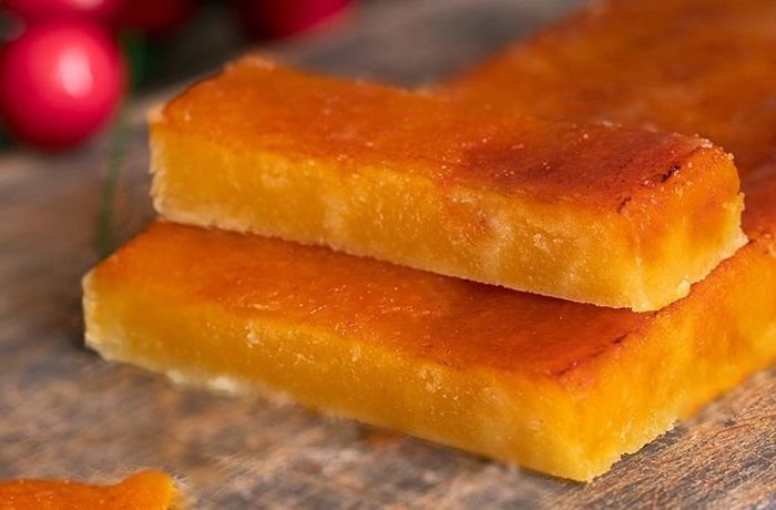 Turrón de yema tostada casero con superficie quemada receta española