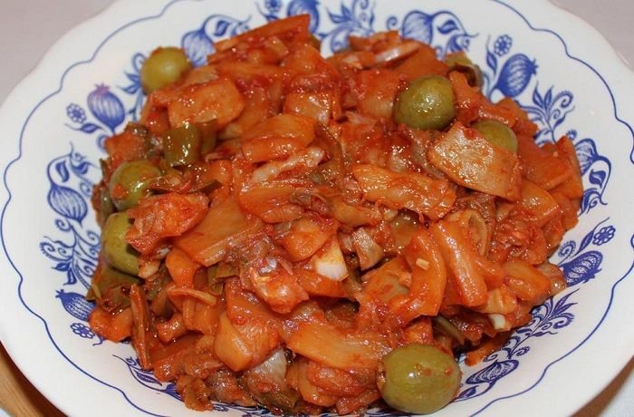 Zaramandoña de Fiñana con bacalao, pimientos secos y aceitunas