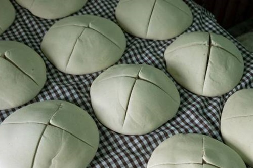 Pan de cruz antes del horno Pan de cruz antes del horno