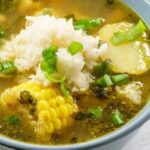 Aguadito de pollo con arroz, arvejas y choclo receta peruana