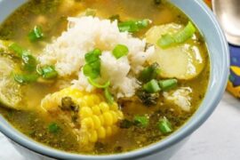 Aguadito de pollo con arroz, arvejas y choclo receta peruana