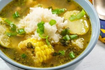 Aguadito de pollo con arroz, arvejas y choclo receta peruana