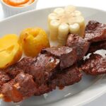 Anticuchos de corazón de res a la parrilla con papa y choclo receta peruana