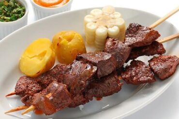 Anticuchos de corazón de res a la parrilla con papa y choclo receta peruana