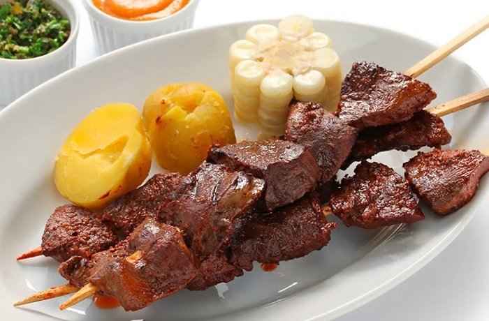 Anticuchos de corazón de res a la parrilla con papa y choclo receta peruana