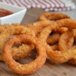 Aros de cebolla fritos y crujientes con salsa receta casera