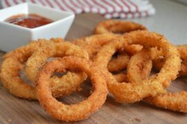 Aros de cebolla fritos y crujientes con salsa receta casera
