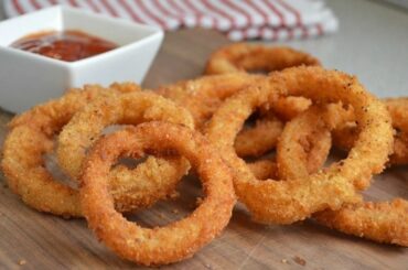 Aros de cebolla fritos y crujientes con salsa receta casera