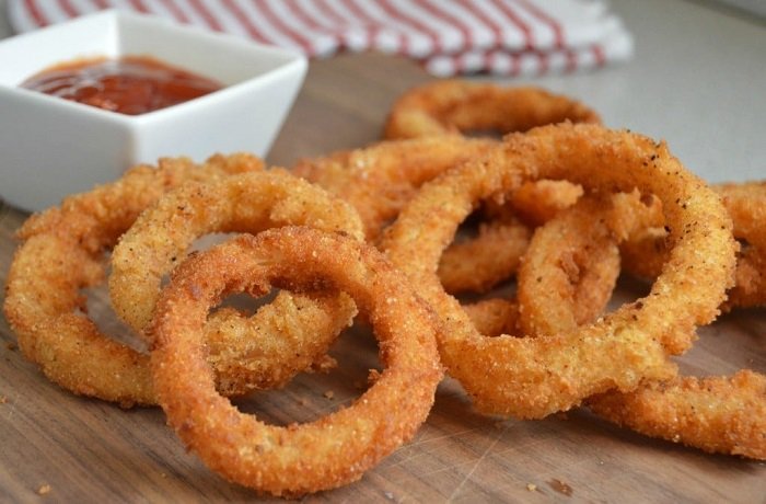 Aros de cebolla fritos y crujientes con salsa receta casera