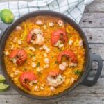 Arroz caldoso con bogavante en paellera receta tradicional gallega