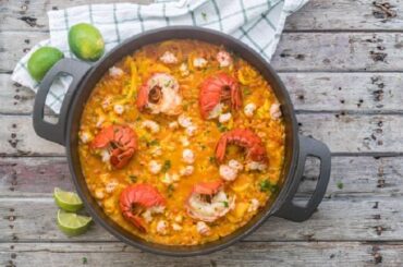 Arroz caldoso con bogavante en paellera receta tradicional gallega