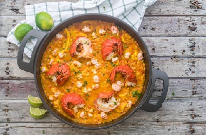 Arroz caldoso con bogavante en paellera receta tradicional gallega