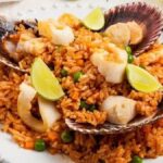 Arroz con mariscos con choros, langostinos y culantro receta peruana