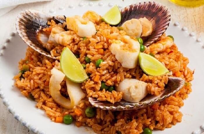 Arroz con mariscos con choros, langostinos y culantro receta peruana