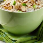 Avena con leche dominicana caliente en taza con canela receta casera