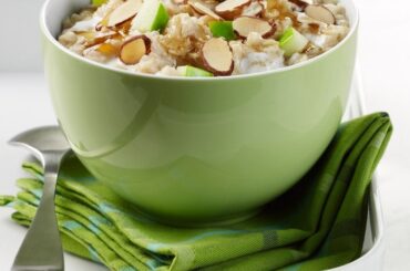 Avena con leche dominicana caliente en taza con canela receta casera