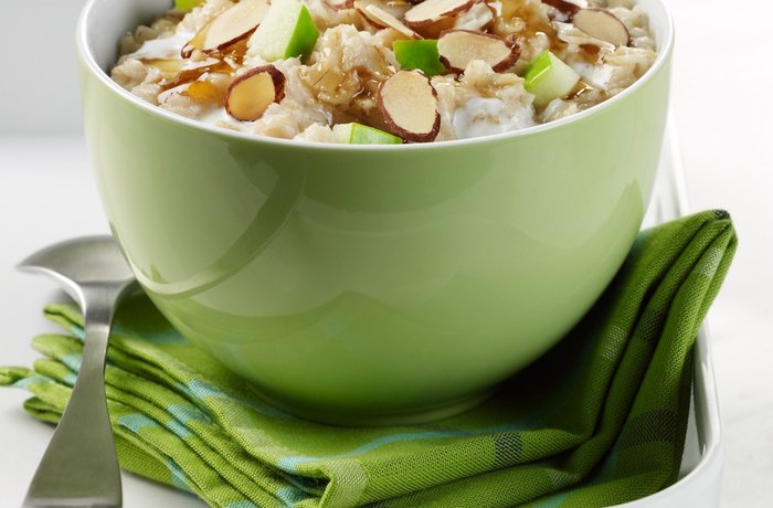 Avena con leche dominicana caliente en taza con canela receta casera