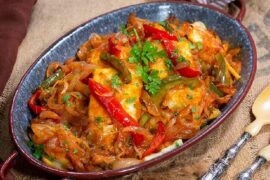 Bacalao a la portuguesa con patatas, pimientos y tomate receta casera