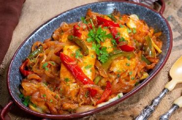 Bacalao a la portuguesa con patatas, pimientos y tomate receta casera