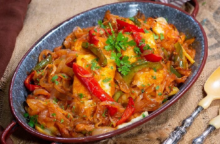 ¿Cómo hacer bacalao a la portuguesa? Receta con patatas y pimientos