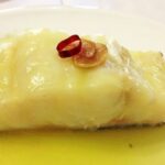 Bacalao al pil pil con ajos y guindilla en cazuela de barro receta vasca