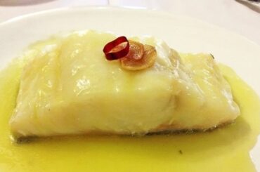 Bacalao al pil pil con ajos y guindilla en cazuela de barro receta vasca