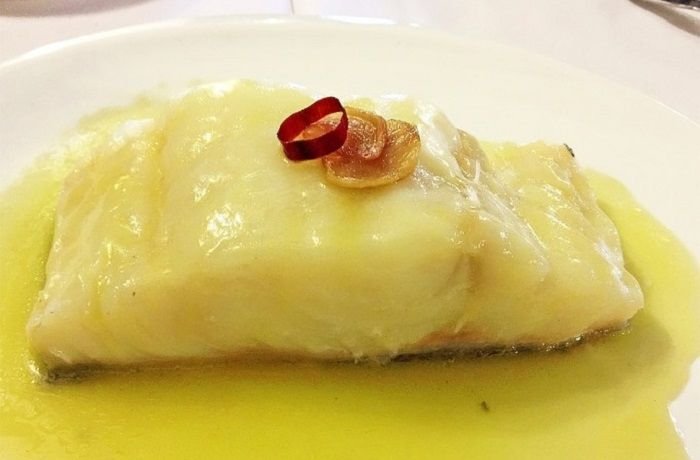 Bacalao al pil pil con ajos y guindilla en cazuela de barro receta vasca